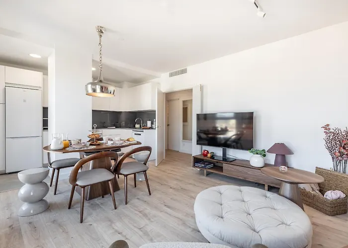 Skyline 9 Pool & Parking Free Apartment